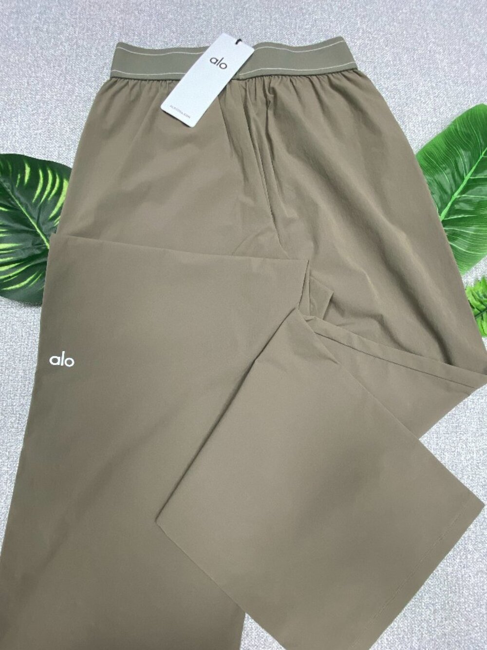 NWT ALO Yoga🌿Suit Up Trousers Olive Wide-Leg Pants 30" Inseam👩‍🌾 - Picture 3 of 8